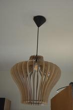 Moderne houten hanglamp met spijltjes / ribben, 35 cm hoog, Huis en Inrichting, Lampen | Hanglampen, Gebruikt, Ophalen of Verzenden