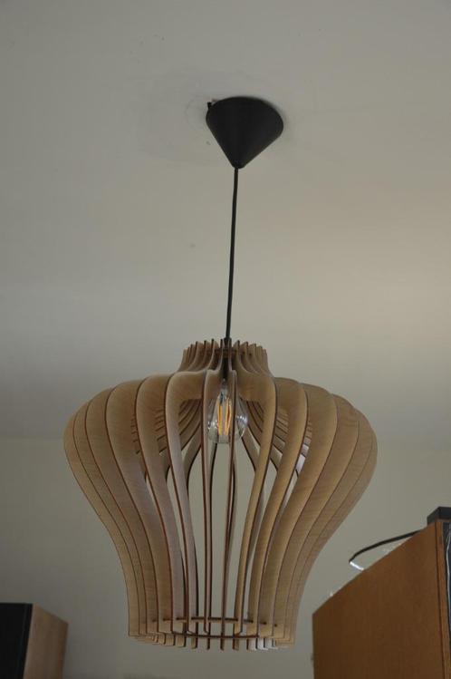 Moderne houten hanglamp met spijltjes / ribben, 35 cm hoog, Huis en Inrichting, Lampen | Hanglampen, Gebruikt, Hout, Ophalen of Verzenden