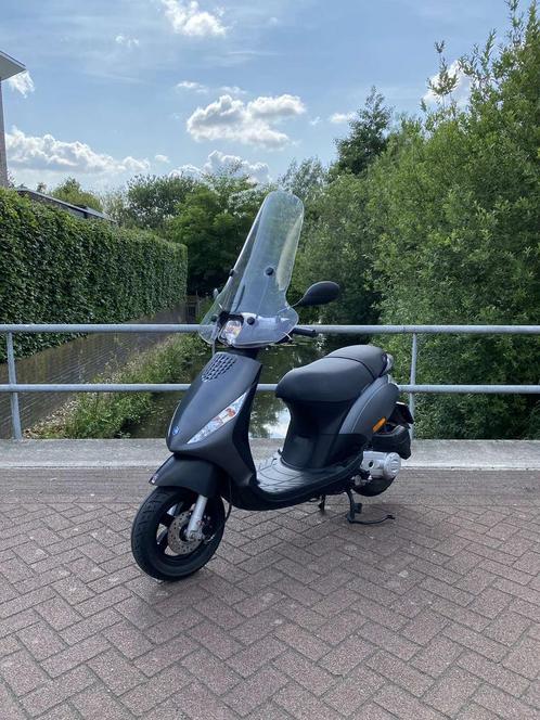 Piaggio zip iget 2019 scooter snor 3000 km op de teller, Fietsen en Brommers, Scooters | Piaggio, Zo goed als nieuw, Zip, Maximaal 25 km/u