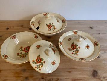 Antiek servies: drie dekschalen & serveerschaal beschikbaar voor biedingen