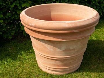 Te koop grote terracotta potten. beschikbaar voor biedingen