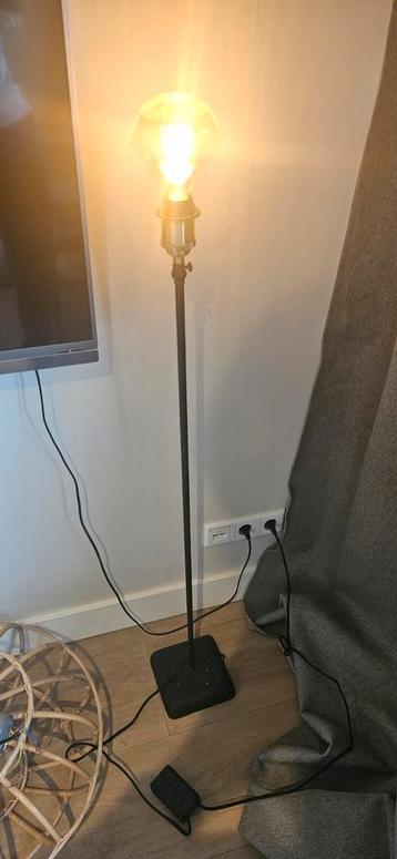 Vloerlamp beschikbaar voor biedingen