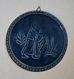 Keramisch blauw wandbord met reliëfafbeelding, Antiek en Kunst, Antiek | Wandborden en Tegels, Ophalen