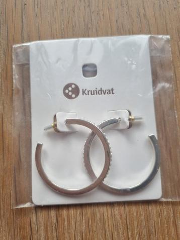Nieuwe oorbellen met steentjes beschikbaar voor biedingen