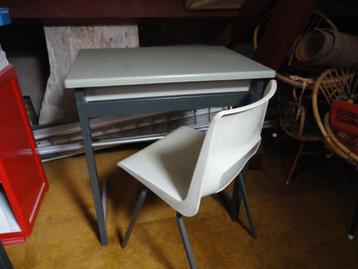 Schooltafeltjes, vintage met bijbehorende stoelen beschikbaar voor biedingen