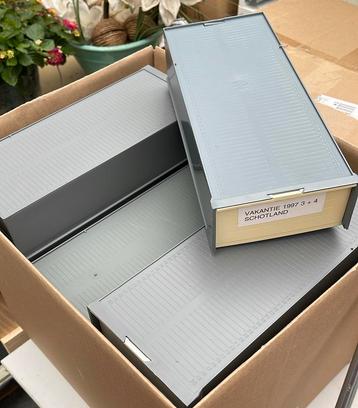 Dozen met lades voor dia’s beschikbaar voor biedingen