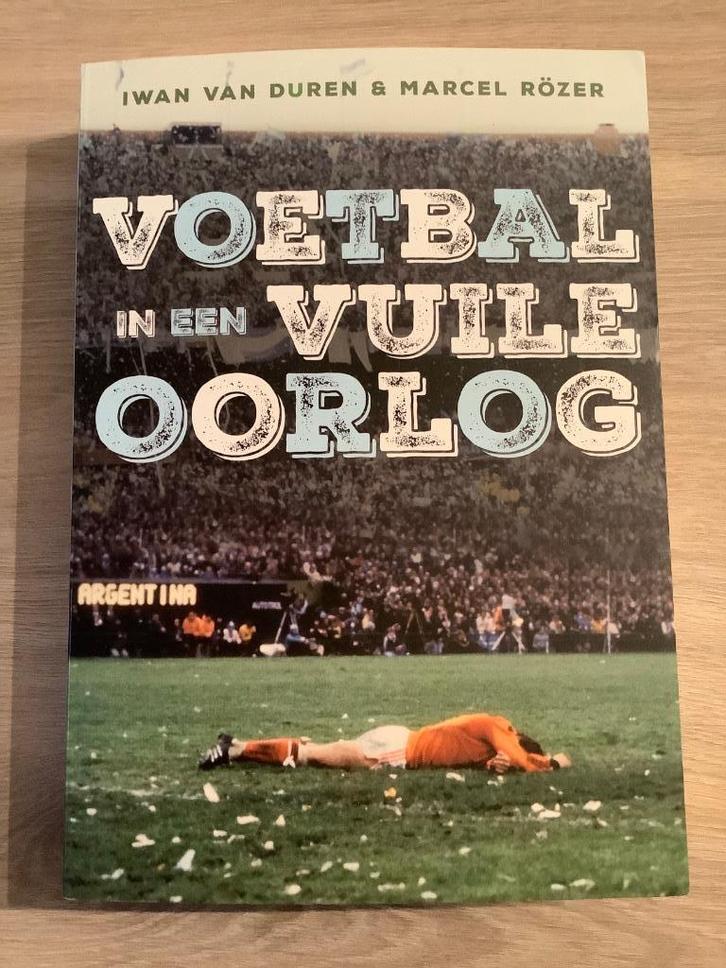 Voetbal in een vuile oorlog van Iwan Van Duren, Boeken, Sportboeken, Nieuw, Balsport, Ophalen of Verzenden
