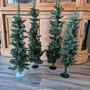 4  leuke smalle langwerpige kerstboompjes beschikbaar voor biedingen