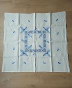 dekservet wit met blauw borduurwerk jaren 70, Ophalen of Verzenden, Zo goed als nieuw, Wit, Tafelkleed of Tafelzeil