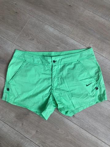 Nike dames korte broek / shorts in groen maat M beschikbaar voor biedingen