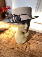 Hoed - grijs vilt met zwarte sisal rand - corsage - Oliviero, 56 of 57 cm (M, 7 of 7⅛ inch), Hoed, Oliviero, Ophalen of Verzenden