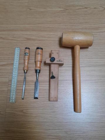 NOITGEDAGT  2x beitels 1x kruishout 1x houten hamer beschikbaar voor biedingen
