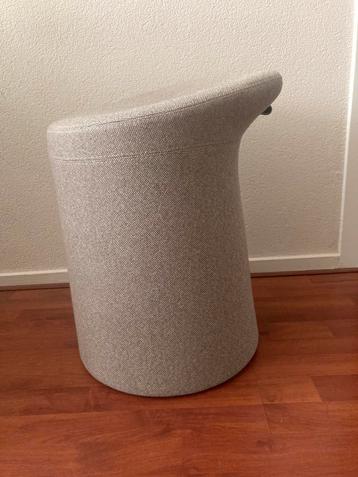 Artifort LILLA 2.0 in de kleur taupe  met zwart label beschikbaar voor biedingen
