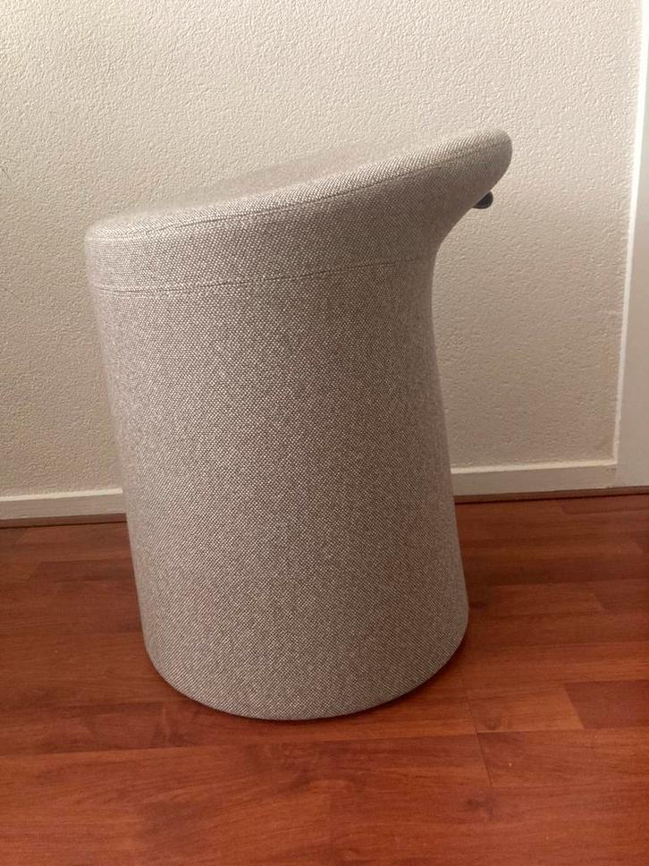 Artifort LILLA 2.0 in de kleur taupe  met zwart label, Huis en Inrichting, Banken | Voetenbanken en Poefen, Zo goed als nieuw