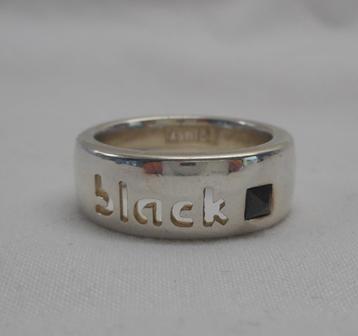 Zilveren massieve ring Black met steen maat 18 nr.1290 beschikbaar voor biedingen