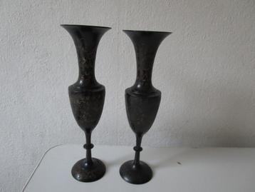 2 messing vaasjes, gegraveerd, made in India beschikbaar voor biedingen
