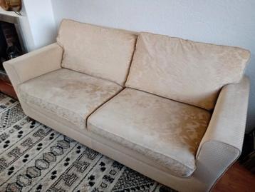 Ruime klassieke tweezits bank losse kussens creme velours