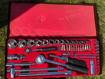 Garage- en tuinverkoop 6 april: gereedschap, tuingereedschap beschikbaar voor biedingen