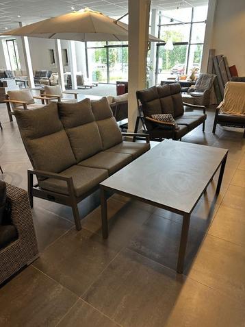 Verstelbare 3-zits bank met aluminium lounge dining tafel beschikbaar voor biedingen
