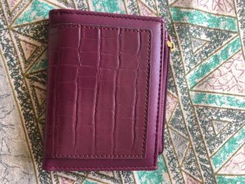 nieuw rode kool kleur portemonee met vakjes beschikbaar voor biedingen