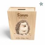 Houten spaarpot boek met egeltje en naam / geboortegegevens, Ophalen of Verzenden, Nieuw, Kraamcadeau