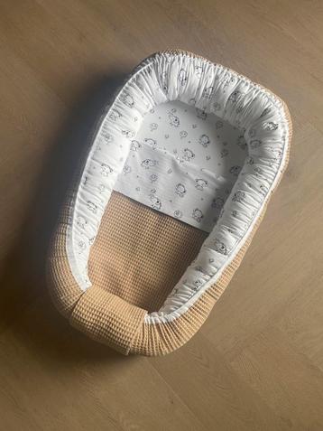 NIEUW! Babynestje incl matrasje en dekentje beschikbaar voor biedingen