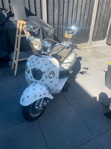 Retro scooter lv louis vuittion beschikbaar voor biedingen