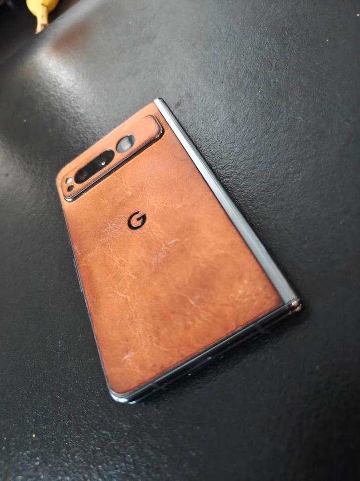 Pixel Fold met Dbrand leren skin, Telecommunicatie, Mobiele telefoons | Overige merken, Zo goed als nieuw, Zonder abonnement, Zonder simlock
