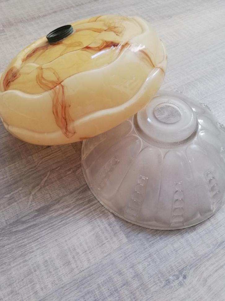 Twee glazen lampenkappen en een wandlamp, Huis en Inrichting, Lampen | Lampenkappen, Zo goed als nieuw, 50 cm of meer, Rond, Ophalen of Verzenden