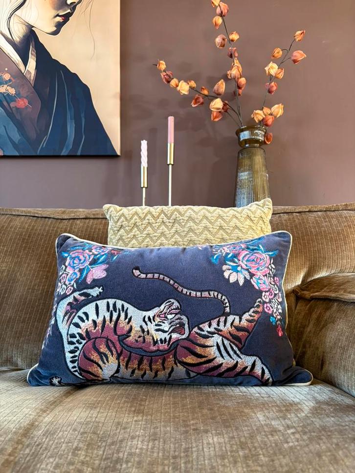 Vintage fluweel geborduurd tijger kussen, Antiek en Kunst, Antiek | Woonaccessoires, Ophalen of Verzenden