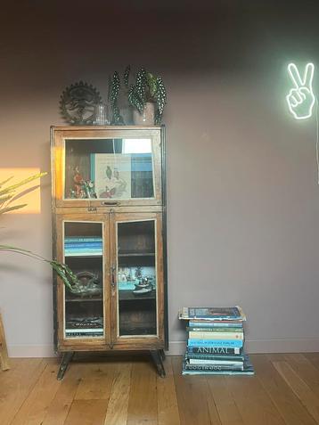 Neon lamp light reclamebord peace teken beschikbaar voor biedingen