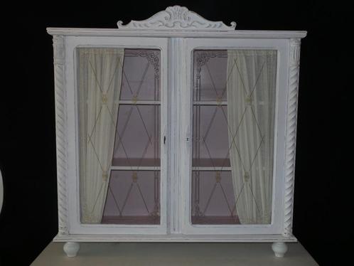 Kast met kuif uniek model gerestyled met witte krijtverf en, Antiek en Kunst, Curiosa en Brocante, Ophalen