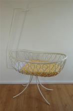 Vintage rotan wieg op metalen voet met hemelstok, Kinderen en Baby's, Babywiegjes en Ledikanten, Ophalen of Verzenden, Gebruikt