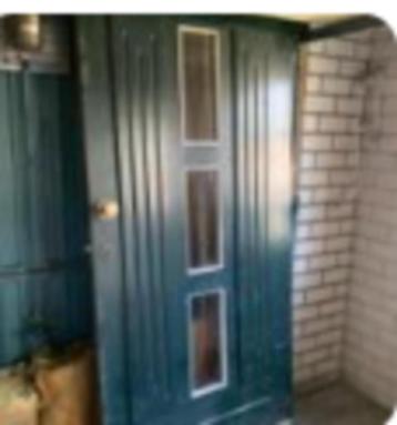Duurzame en stevige massieve hardhouten buitendeur. beschikbaar voor biedingen