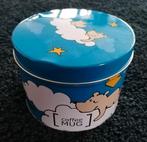 Kindermok (ZGAN) in blik met 2 onderzetters (2002)., Huis en Inrichting, Keuken | Servies, Ophalen of Verzenden, Zo goed als nieuw