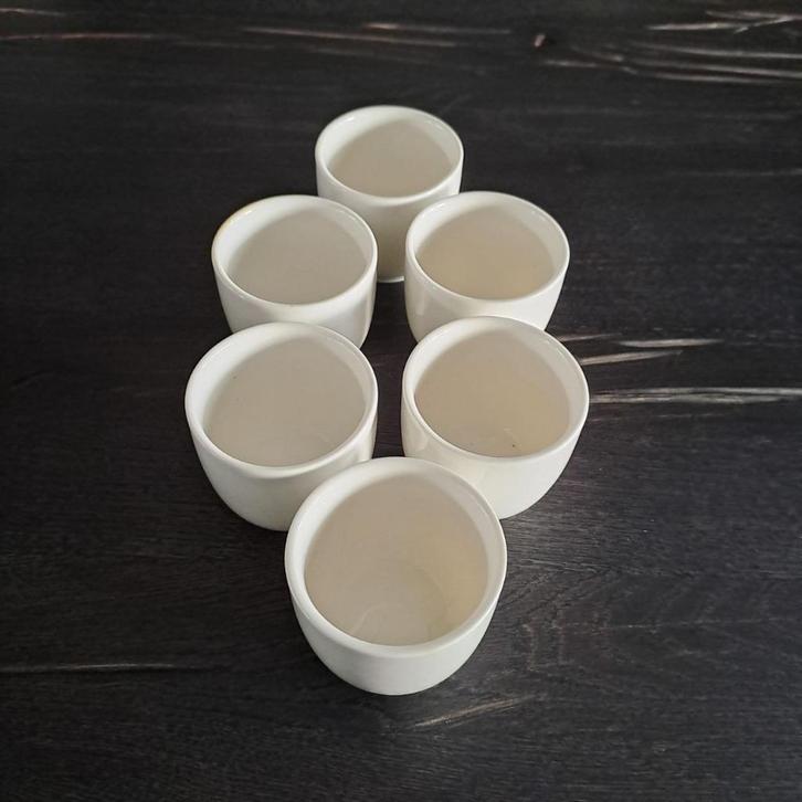 Witte porseleinen koffie of theekopjes - set van 6, Huis en Inrichting, Keuken | Servies, Zo goed als nieuw, Kop(pen) en/of Schotel(s)
