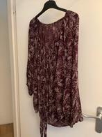 Bordeaux rood/wit blouse met strikdetail onderkant oto 69cm, Kleding | Dames, Grote Maten, Ophalen of Verzenden, Zo goed als nieuw