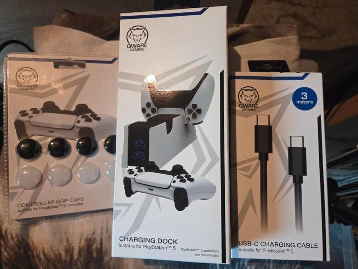 ps5 accessoires zoals een charging dock zie verder foto's, Spelcomputers en Games, Spelcomputers | Sony PlayStation Consoles | Accessoires