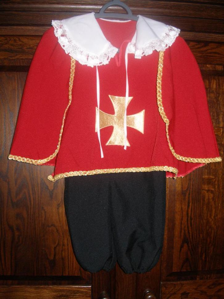 Haast nieuw 1 musketierspak rood inclusief hoed maat 104, Kinderen en Baby's, Carnavalskleding en Verkleedspullen, Zo goed als nieuw