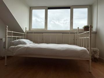 Mooi en stijlvol creme spijlen bed beschikbaar voor biedingen