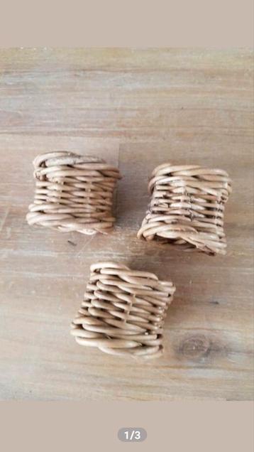 Riviera maison😊3 rattan servetringen voor 5 euro beschikbaar voor biedingen