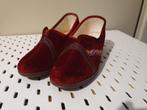 Rode vintage sloffen pantoffels maat 39, Kleding | Dames, Schoenen, Ophalen of Verzenden, Rood, Pantoffels of Sloffen
