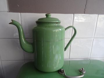 Oude groen emaille koffiepot beschikbaar voor biedingen