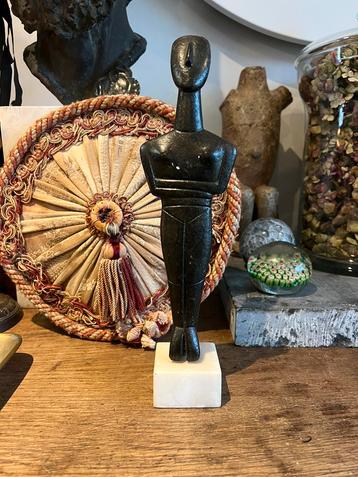 MOOIE SCULPTURE OP MARMEREN VOETJE beschikbaar voor biedingen