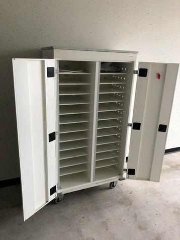 Zware kwaliteit laptopkar met 26 vakken en 26 stroompunten! beschikbaar voor biedingen