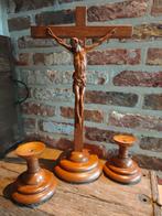 Christusbeeld aan kruis met twee kandelaars hout, Antiek en Kunst, Ophalen of Verzenden