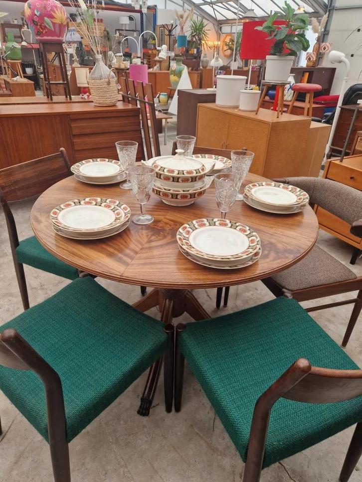 Vintage ronde eetkamertafel met poot in midden, dia.106cm., Zakelijke goederen, Horeca | Meubilair en Inrichting, Meubilair, Gebruikt