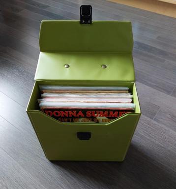 Gevulde koffer met singles te koop beschikbaar voor biedingen