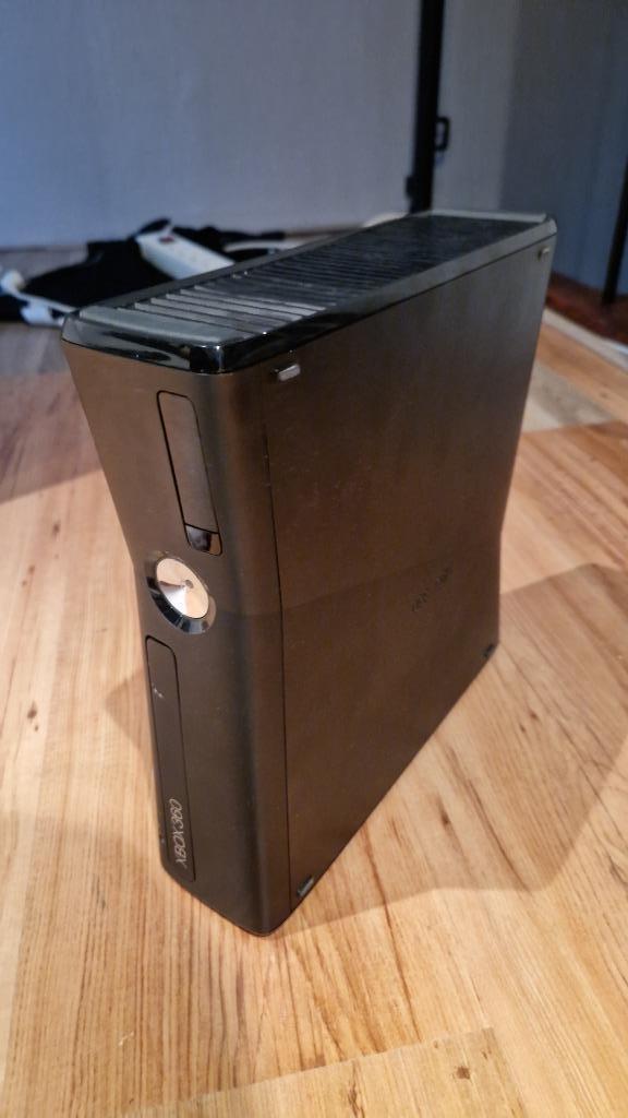 Xbox 360 S met xkey, Spelcomputers en Games, Spelcomputers | Xbox 360, Gebruikt, 250 GB, 360 S, Met 3 controllers of meer, Met games