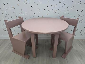 Set van tafel + twee stoeltjes kinderkamer beschikbaar voor biedingen